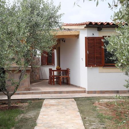 Holiday Houses Marta Ровинь Экстерьер фото